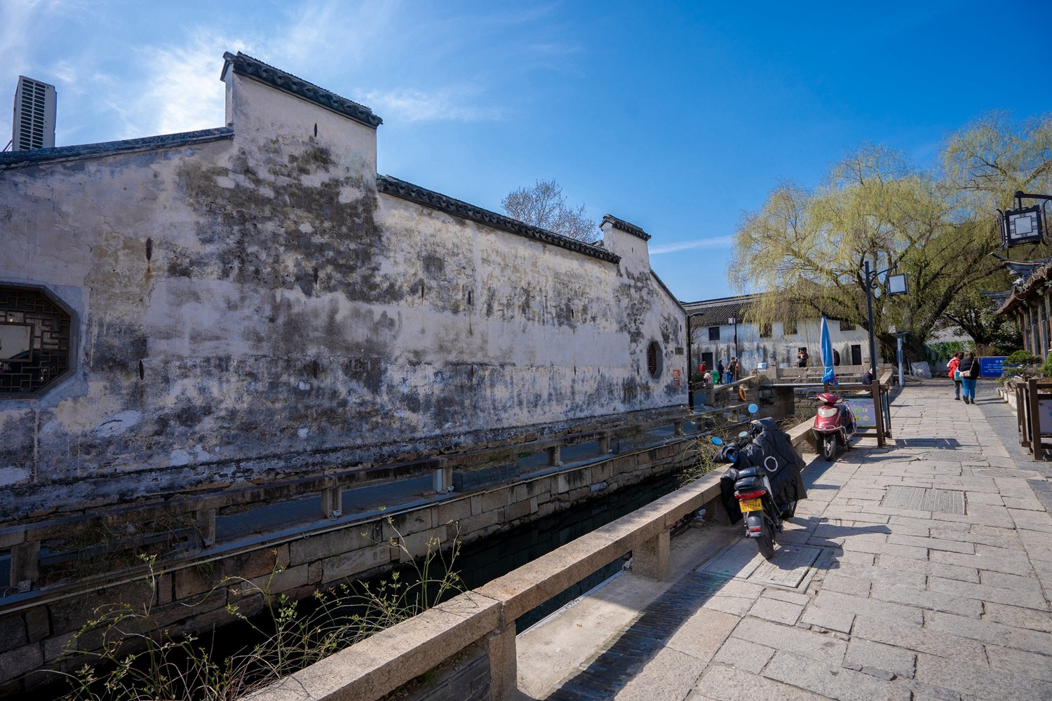 Sunlight soaks Pingjiang Road, life is leisurely and leisurely