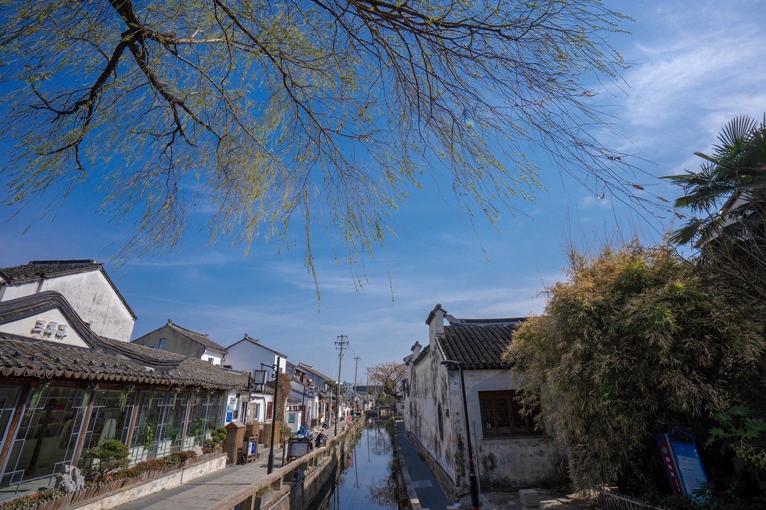 Sunlight soaks Pingjiang Road, life is leisurely and leisurely