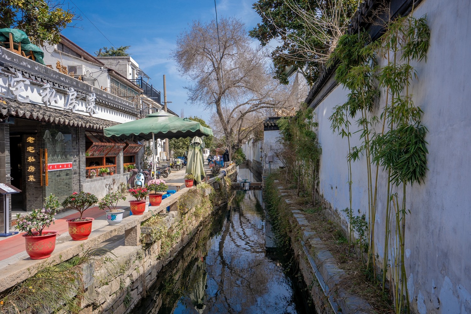 Sunlight soaks Pingjiang Road, life is leisurely and leisurely