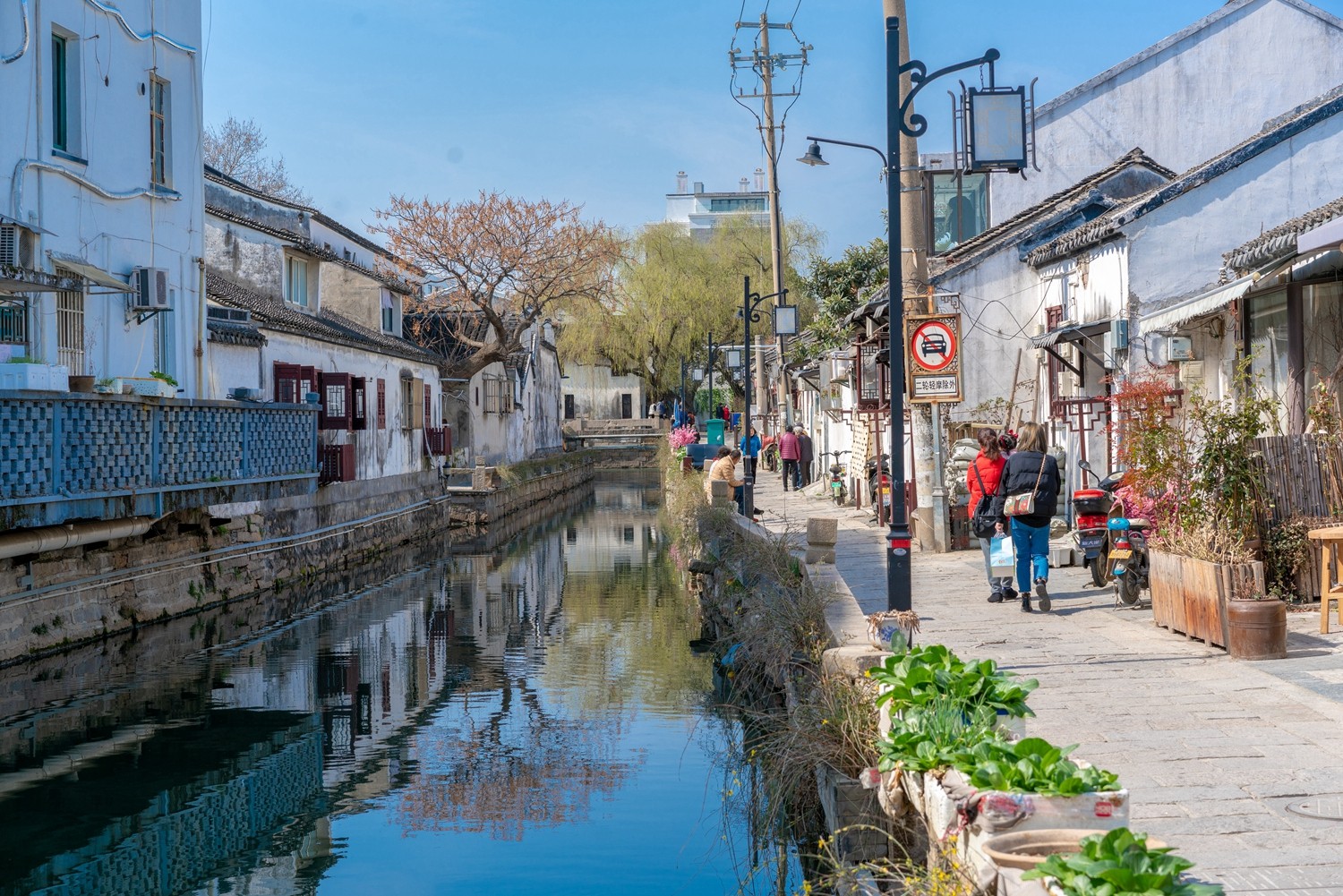 Sunlight soaks Pingjiang Road, life is leisurely and leisurely